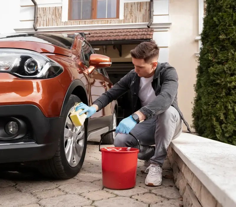 Lavage auto à domicile Menetou-sur-Nahon : professionnel intervenant sur un véhicule